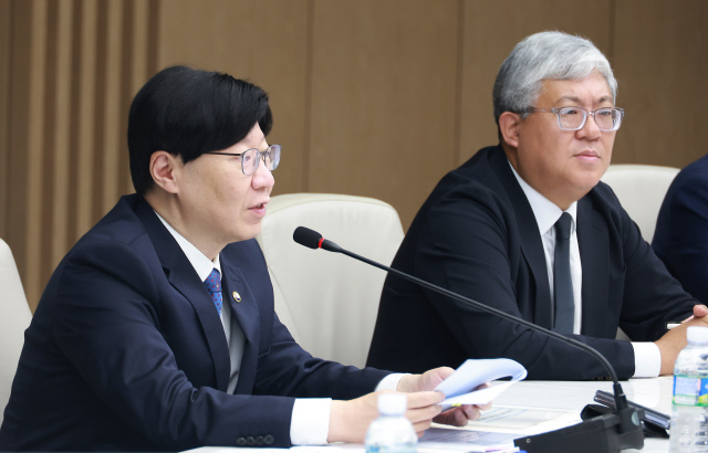 김소영(왼쪽) 금융위원회 부위원장이 19일 오후 서울 중구 대한상공회의소에서 개최한 지속가능성 공시기준 기업간담회에 참석해 공시기준 초안에 대한 주요 의견수렴 결과, 앞으로의 계획 등에 대해 설명하고 있다. [금융위원회 제공]